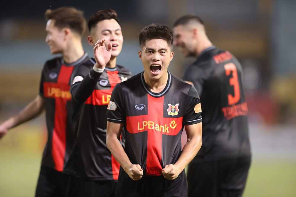 Quốc Việt ghi siêu phẩm khiến Harry Kewell ra mắt mất vui